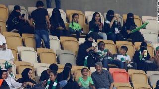 サウジで女性がサッカー観戦.jpg