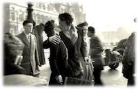 パリ市庁舎前のキス.jpg