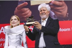 ペドロ・アルモドバル監督 ヴぇ.jpg