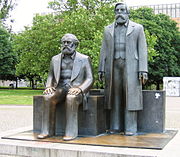 マルクスとエンゲルスの銅像.jpg
