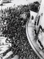 日劇の李香蘭公演に集まった人たち、１９４１年.jpg