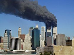 航空機の衝突で炎上する世界貿易センタービル.jpg