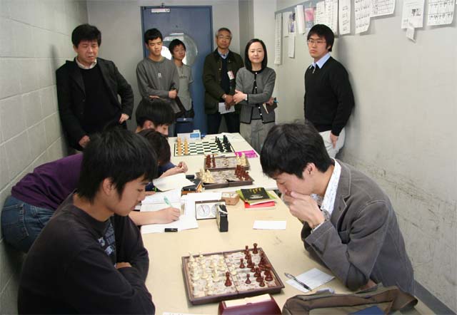 チェス部が小川洋子氏の取材を受ける.jpg